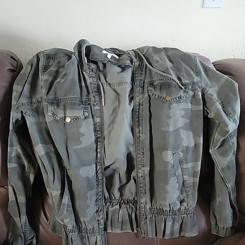 Very cute jacket. Camo color.